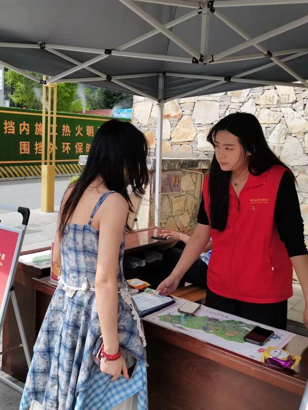 【康巴黨旗紅·有事找黨員】讓黨旗高高飄揚(yáng)在服務(wù)群眾一線 旅游咨詢服務(wù)